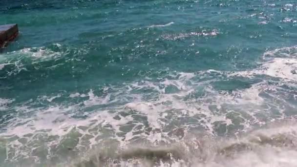 Olas Mar Una Playa Guijarros Arena Como Lugar Recreación Activa — Vídeo de stock