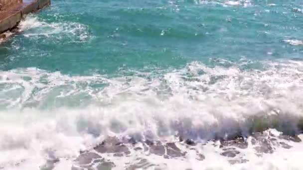 Ondas Mar Uma Praia Seixos Areia Como Lugar Recreação Ativa — Vídeo de Stock