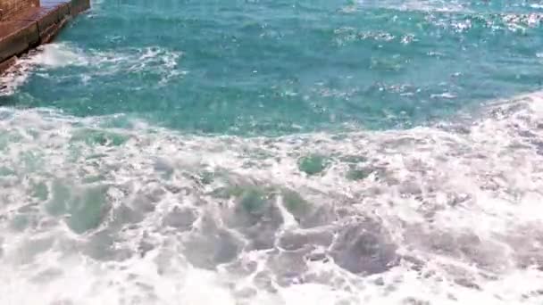 Ondas Mar Uma Praia Seixos Areia Como Lugar Recreação Ativa — Vídeo de Stock