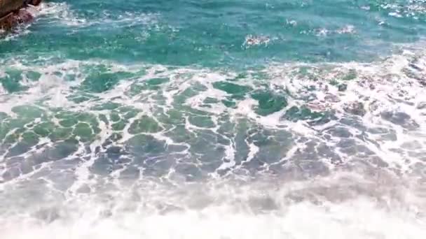 Fale Morskie Piaszczysta Plaża Żwirowa Jako Miejsce Aktywnego Wypoczynku — Wideo stockowe