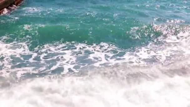 Ondas Mar Uma Praia Seixos Areia Como Lugar Recreação Ativa — Vídeo de Stock