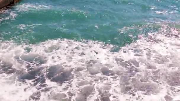 Ondas Mar Uma Praia Seixos Areia Como Lugar Recreação Ativa — Vídeo de Stock