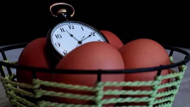 Рух Другої Руки Циферблаті Кишенькового Годинника Оточенні Великодніх Яєць — стокове відео
