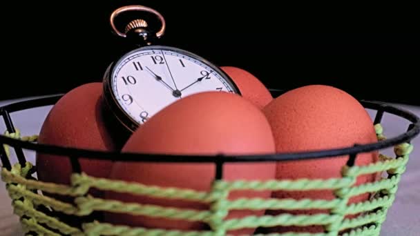 Movimento Segunda Mão Mostrador Relógio Bolso Cercado Por Ovos Páscoa — Vídeo de Stock