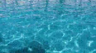 Yüzeydeki dalgalanmalar Yüzme havuzundaki temiz su