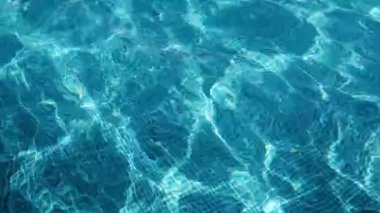 Yüzeydeki dalgalanmalar Yüzme havuzundaki temiz su