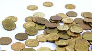 Rus metal rublesi bozuk para yığınının üstüne düşüyor.