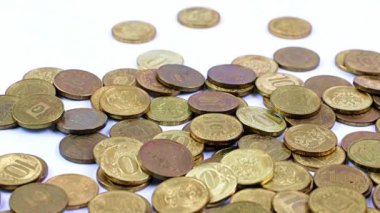 Rus metal rublesi bozuk para yığınının üstüne düşüyor.