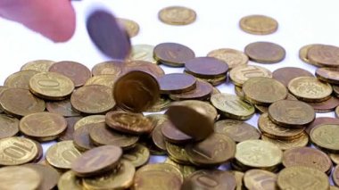 Rus metal rublesi bozuk para yığınının üstüne düşüyor.
