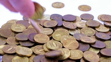 Rus metal rublesi bozuk para yığınının üstüne düşüyor.