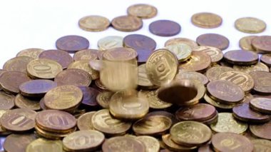 Rus metal rublesi bozuk para yığınının üstüne düşüyor.