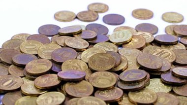 Rus metal rublesi bozuk para yığınının üstüne düşüyor.