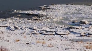 Nehrin buzlu kenarı ve berrak su