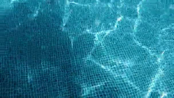 游泳池里水面上的涟漪 干净的水 — 图库视频影像