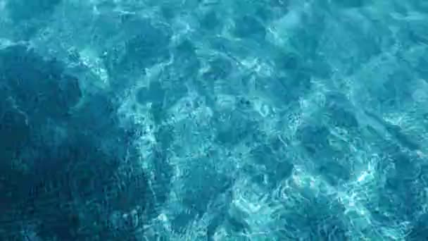 プールの表面のきれいな水の波紋は — ストック動画