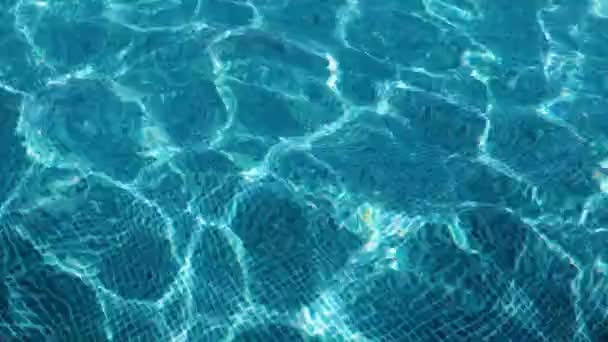 Wellen Auf Der Oberfläche Sauberes Wasser Schwimmbad — Stockvideo