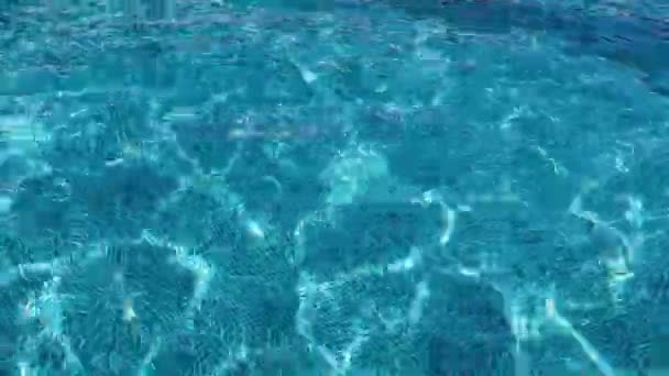 Ondulaciones Superficie Agua Limpia Piscina — Vídeo de stock