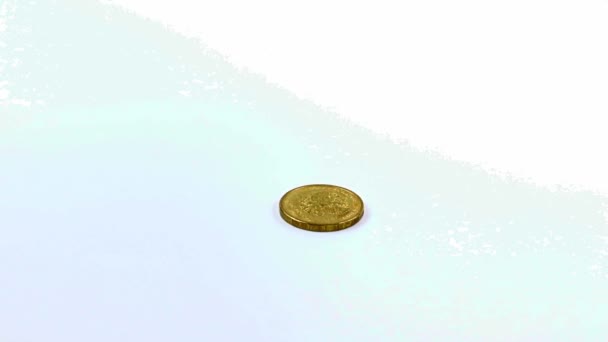 ロシアの金属ルーブルはコインの山に落ちます — ストック動画