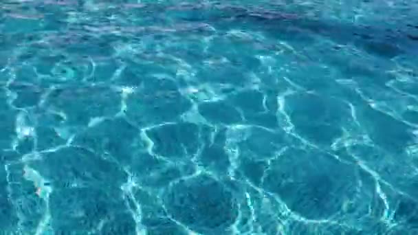 Κυματισμούς Στην Επιφάνεια Καθαρό Νερό Στην Πισίνα — Αρχείο Βίντεο
