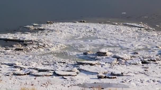 Eiskante Des Flusses Und Klares Wasser — Stockvideo