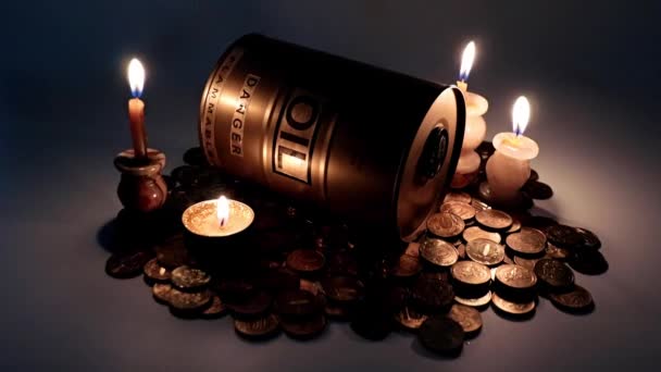 一桶油和一堆俄罗斯卢布被蜡蜡烛的光照亮了 — 图库视频影像