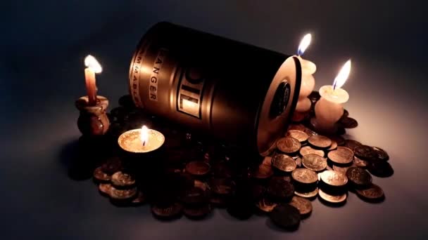 Світло Воскових Свічок Освітлює Бочку Олії Купу Російських Рублів — стокове відео
