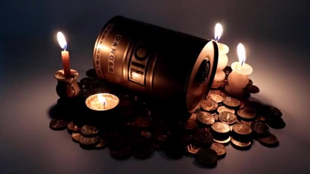 Barril Aceite Una Pila Rublos Rusos Ilumina Con Luz Velas — Vídeo de stock