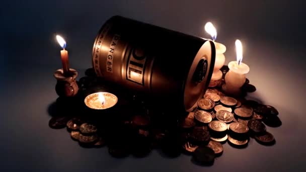 Baryłkę Oleju Stertę Rosyjskich Rubli Oświetla Światło Świec Woskowych — Wideo stockowe