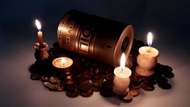 一桶油和一堆俄罗斯卢布被蜡蜡烛的光照亮了 — 图库视频影像