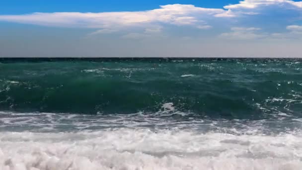 Θαλάσσια Κύματα Και Μια Παραλία Βότσαλα Κάτω Από Έναν Ηλιόλουστο — Αρχείο Βίντεο