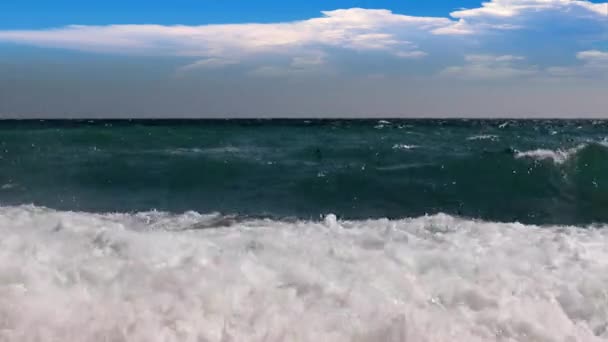 Onde Del Mare Una Spiaggia Ciottoli Sotto Cielo Soleggiato — Video Stock