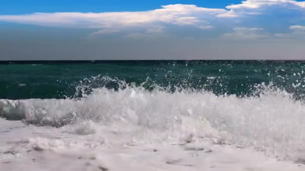 Olas Marinas Una Playa Guijarros Bajo Cielo Soleado — Vídeos de Stock