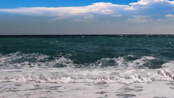 Ondas Mar Uma Praia Seixos Sob Céu Ensolarado — Vídeo de Stock