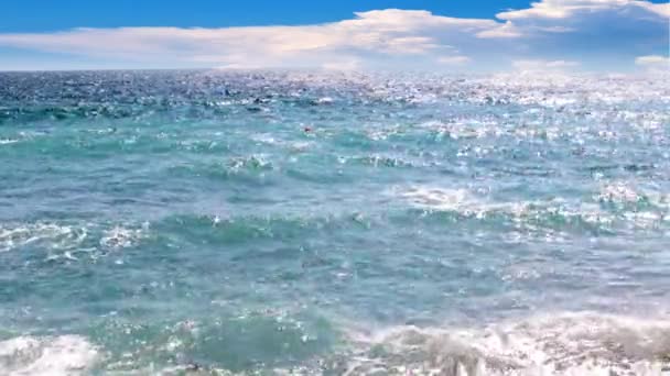 Zee Golven Een Kiezelstrand Onder Een Zonnige Hemel — Stockvideo