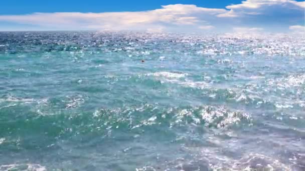Ondas Mar Uma Praia Seixos Sob Céu Ensolarado — Vídeo de Stock