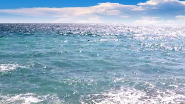 Морские Волны Галечный Пляж Солнечным Небом — стоковое видео