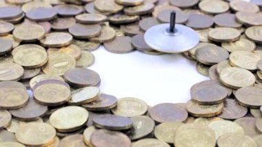 Yule, bir yığın Rus metal rublesinin yanında hızla döner.