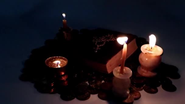 Luz Velas Cera Livro Antigo Com Uma Cruz Ouro Corrente — Vídeo de Stock