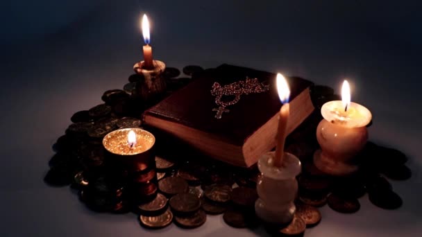 Φως Των Κεριών Και Ένα Παλιό Βιβλίο Χρυσό Σταυρό Και — Αρχείο Βίντεο