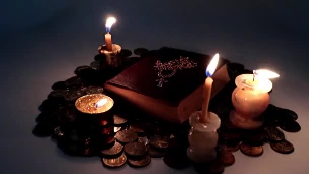 烛光和一本有金十字架和金链的旧书 — 图库视频影像