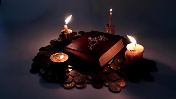 Φως Των Κεριών Και Ένα Παλιό Βιβλίο Χρυσό Σταυρό Και — Αρχείο Βίντεο