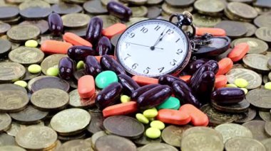 Cep saatleri ve tıbbi gereçler metal ruble yığınının üzerinde yatıyor.