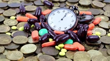 Cep saatleri ve tıbbi gereçler metal ruble yığınının üzerinde yatıyor.