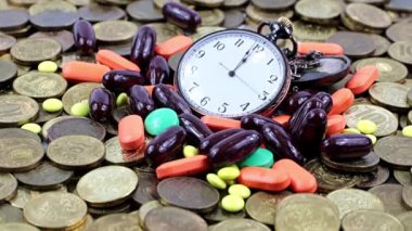 Cep saatleri ve tıbbi gereçler metal ruble yığınının üzerinde yatıyor.