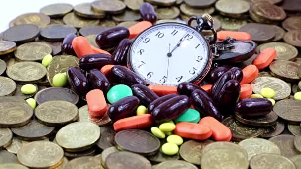 Кишенькові Годинники Медичні Приладдя Лежать Купі Металевих Рублів — стокове відео