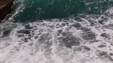 bir sembol ve tehlike hissi veren dalgalar.