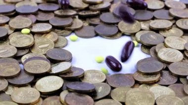 Tıbbi haplar bir yığın metal Rus rublesinin üzerine düşüyor.