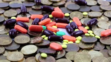 Tıbbi haplar bir yığın metal Rus rublesinin üzerine düşüyor.