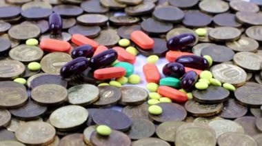 Tıbbi haplar bir yığın metal Rus rublesinin üzerine düşüyor.
