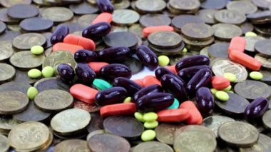 Tıbbi haplar bir yığın metal Rus rublesinin üzerine düşüyor.